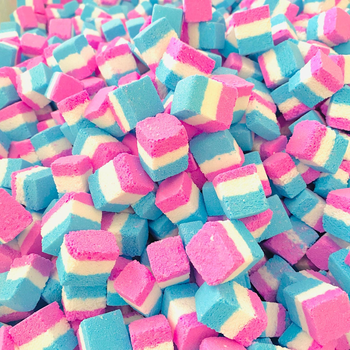 250g Bubblegum Fizzy Bath Cubes